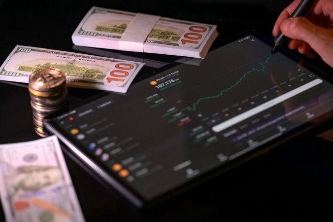 بیتکوین به یک میلیون دلاری؛ آیا اقتصاد آمریکا سقوط میکند؟ بیتکوین به یک میلیون دلاری؛ آیا اقتصاد آمریکا سقوط میکند؟