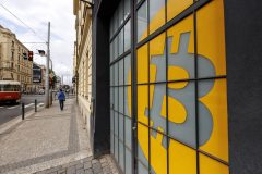 بیت‌کوین یک گام تا ۱۲۴ هزار دلار