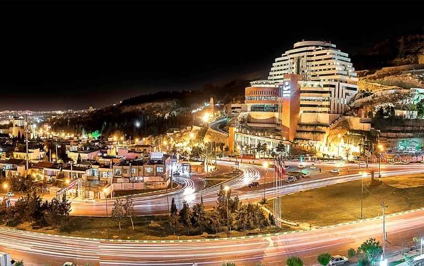 بررسی بهترین هتلهای نزدیک به جاذبههای تاریخی و فرهنگی شیراز هتلهای لوکس با چشمانداز فرهنگی