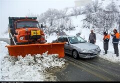 امدادرسانی به 9 خودرو گرفتار در محورهای مواصلاتی کاشان/بازگشایی 72کیلومتر جاده‌ها