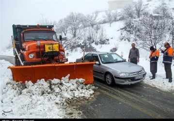 امدادرسانی به 9 خودرو گرفتار در محورهای مواصلاتی کاشان/بازگشایی 72کیلومتر جاده‌ها