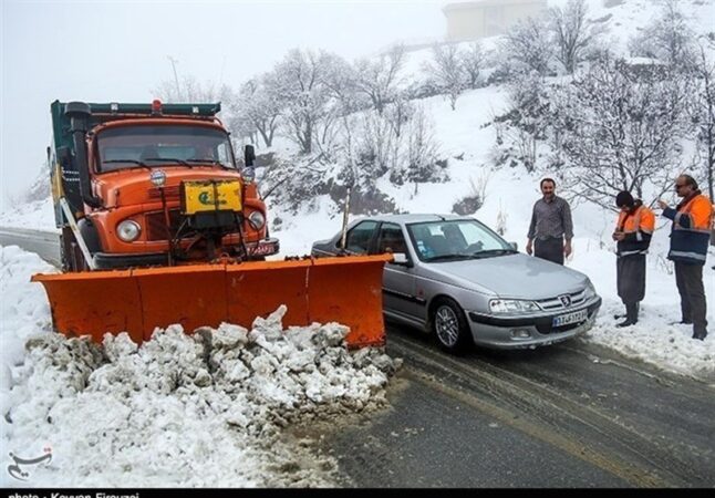 امدادرسانی به 9 خودرو گرفتار در محورهای مواصلاتی کاشان/بازگشایی 72کیلومتر جاده‌ها
