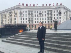 اهدای تاج گل در میدان پیروزی بلاروس به یاد کشته شدگان جنگ جهانی دوم