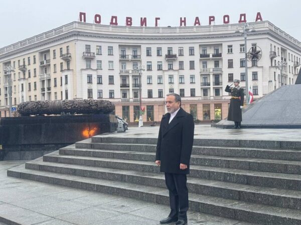 اهدای تاج گل در میدان پیروزی بلاروس به یاد کشته شدگان جنگ جهانی دوم