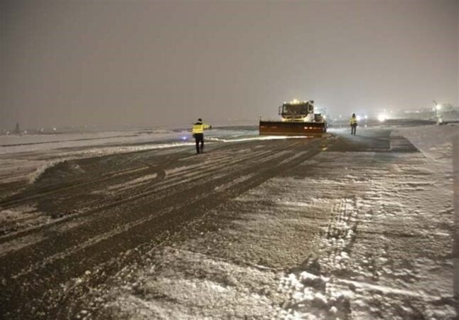 بارش برف و مه‌گرفتگی در محورهای کوهستانی گلستان/ عملیات برف‌روبی و نمک‌پاشی ادامه دارد