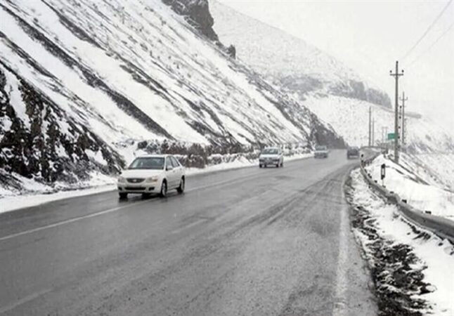 بارش برف و مه‌گرفتگی محورهای همدان؛ تردد در برخی جاده‌ها محدود شد