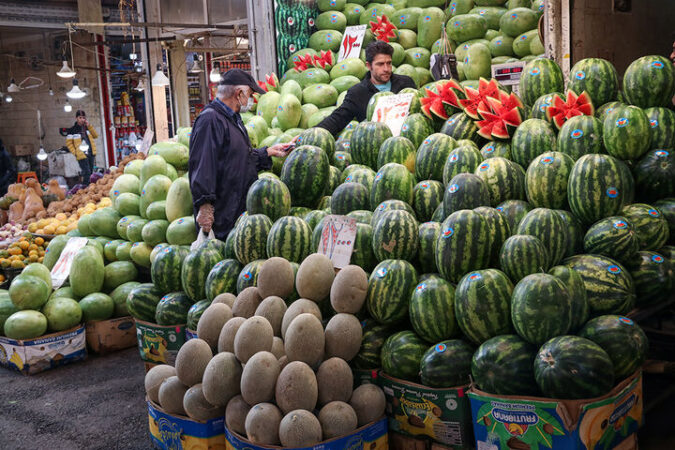 بازار سرد شب یلدا در زنجان| قیمت خشکبار و میوه سرسام آور است