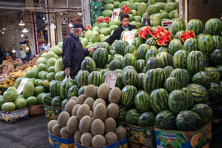 بازار سرد شب یلدا در زنجان| قیمت خشکبار و میوه سرسام آور است