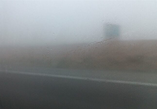 برف شدید و مه‌گرفتگی در آزادراه اصفهان ـ شیراز