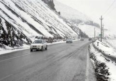 برف و کولاک 25 خودرو را در توسکستان زمین‌گیر کرد