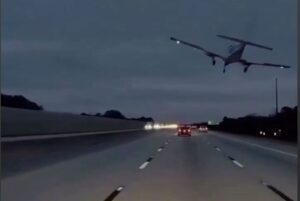 تصاویر سقوط هواپیما روی خودرو