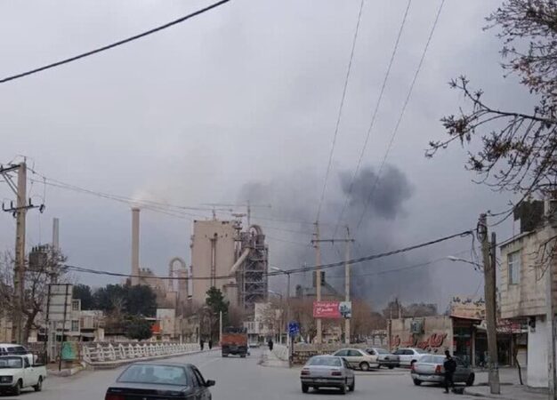 حریق در محوطه کارخانه سیمان / بررسی علت حادثه آغاز شد