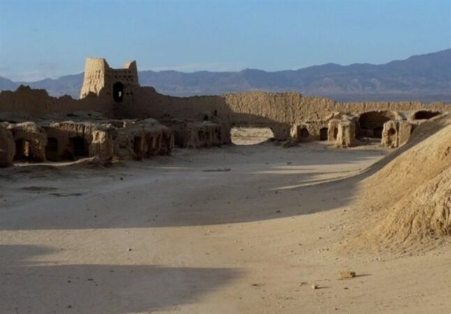 ریل راه‌آهن دامغان جابجا می‌شود تا تپه حصار از آسیب مصون بماند