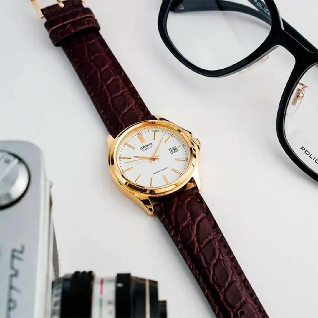 ساعت بند چرمی مارک دار یا بند استیل؟ بررسی ارزش اقتصادی هر کدام برای مردان شاغل ساعت بند چرمی مارک دار