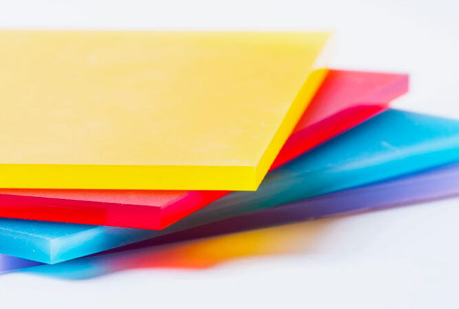 قیمت پلکسی گلاس چگونه محاسبه می‌شود؟ عوامل مؤثر بر هزینه