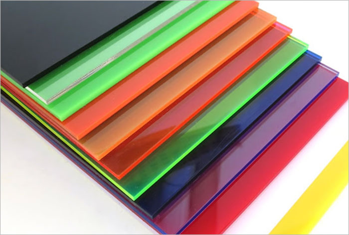 قیمت پلکسی گلاس چگونه محاسبه می‌شود؟ عوامل مؤثر بر هزینه