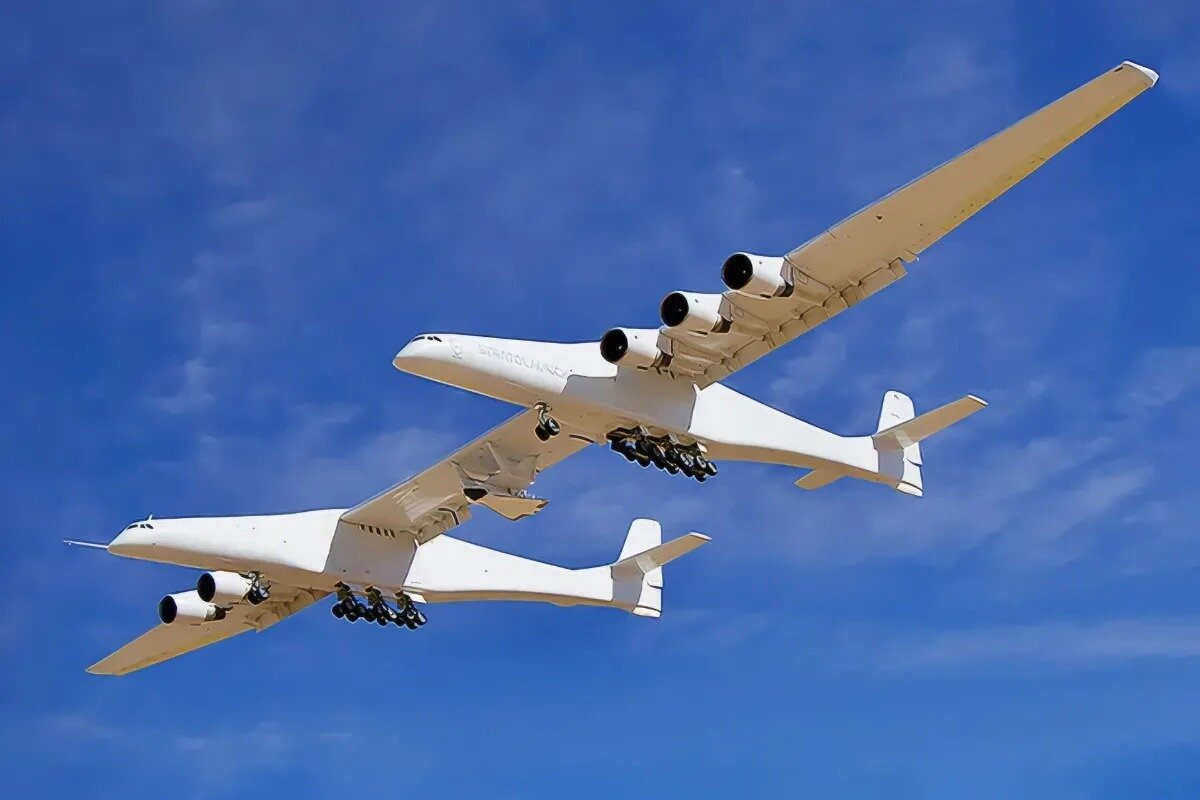 هواپیمای غول‌پیکر که با بشقاب‌پرنده اشتباه گرفته شد / «رُخ» را ببینید /  عکس