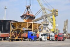 واردات ۱۲.۸ میلیون تن کالای اساسی فقط از یک بندر/ علت گرانی و کمبود چیست؟