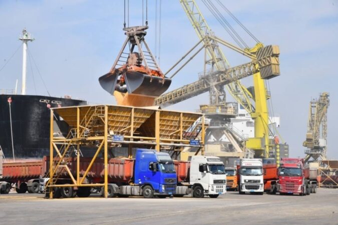 واردات ۱۲.۸ میلیون تن کالای اساسی فقط از یک بندر/ علت گرانی و کمبود چیست؟