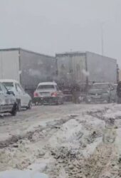 گرفتار شدن خودروها در برف سنگین مرز تمرچین