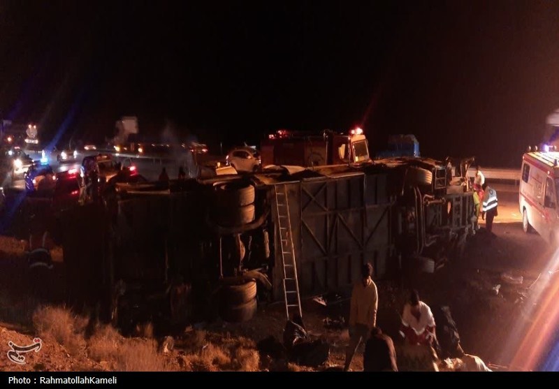 گزارش تصویری واژگونی اتوبوس در محور اصفهان-نطنز نطنز , اخبار نطنز , تصادف ,