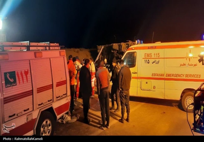 گزارش تصویری واژگونی اتوبوس در محور اصفهان-نطنز نطنز , اخبار نطنز , تصادف ,