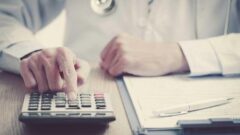 نحوه محاسبه مالیات مطب پزشکان + نکات مهم برای جلوگیری از جریمه