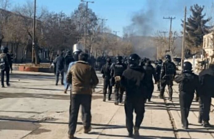 فارس: ۳ کشته در ناآرامی‌های امروز ملکشاهی/ اغتشاش‌گران مسلح قصد ورود یه یکی از مراکز انتظامی را داشتند