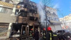 نجات ۲۵ نفر از آتش‌سوزی در فروشگاهی در مشهد توسط آتش‌نشانی