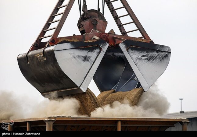 کشتی‌های حامل کالا‌های اساسی ٢4 ساعته تخلیه می‌شوند