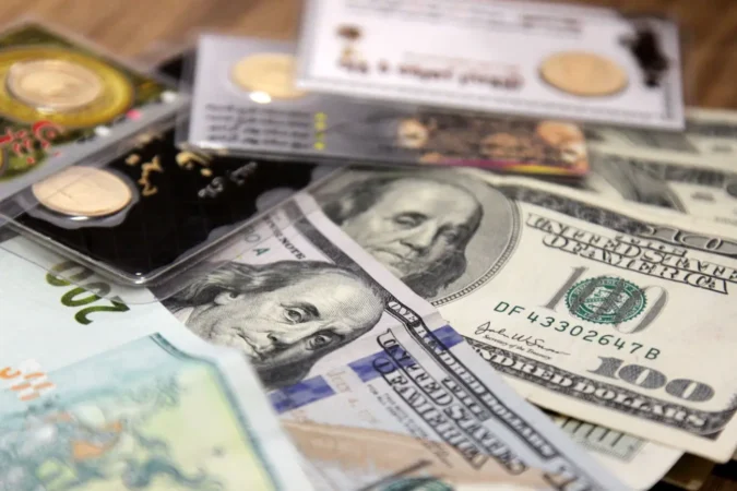 آخرین قیمت طلا و دلار امروز یک شنبه 12 بهمن/ همه قیمت ها کاهشی شدند + جدول