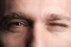 آیا بستن چشم ها به بهترین شنیدن کمک می کند؟
