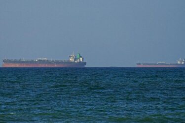 تحرک تازه در آبراه هرمز / یک نفتکش تحریمی از تنگه هرمز عبور کرد