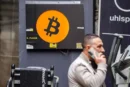 بیت‌کوین از جمع ۱۰ دارایی برتر خارج شد