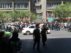 تجمع اعتراضی دانش‌آموزان مقابل وزارت آموزش و پرورش: در شرایط جنگی چگونه درس می‌خواندیم؟/ «حداقل تاثیر قطعی معدل را بردارید»