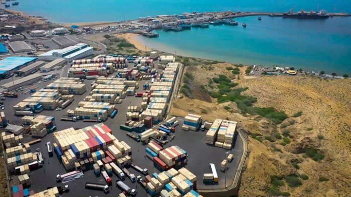 فرماندار چابهار:
                فعالیت بنادر شهرستان با وجود شرایط جنگی تداوم دارد