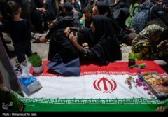 میناب دوباره در سوگ نشست/ تشییع قطعات پیکر شهدای دانش‌آموز