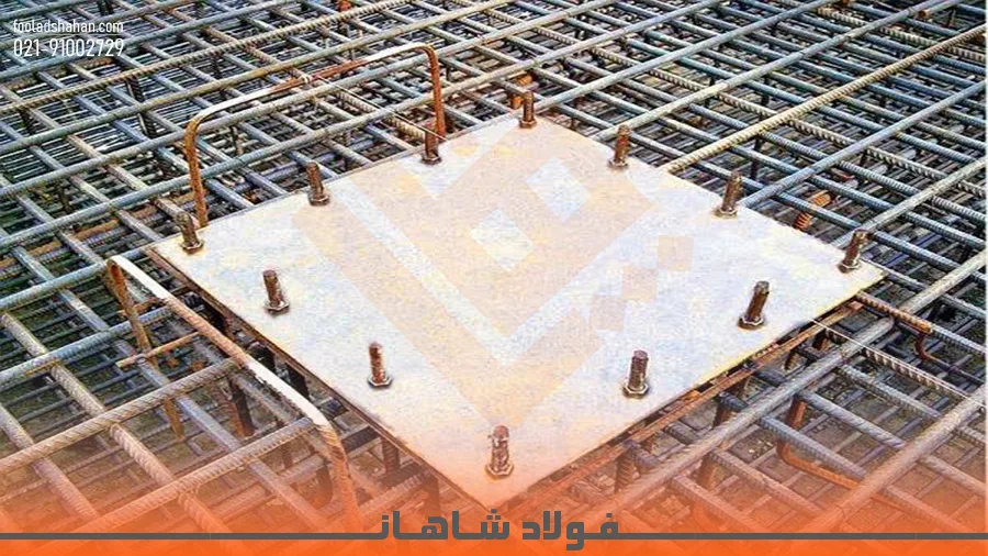 اجرای دقیق شبکه میلگرد آجدار و نصب صفحه ستون تراز شده در فونداسیون یک پروژه صنعتی