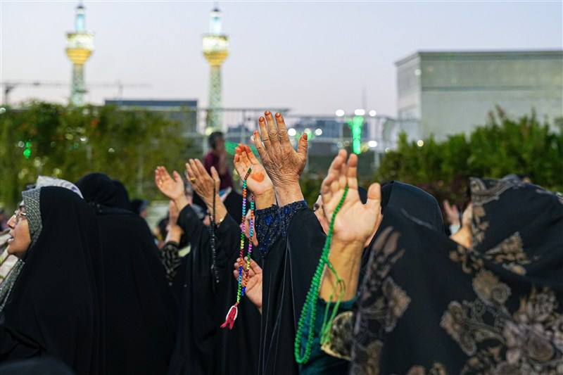 امتداد رحمت نبوی در حریم رضوی؛جلوههایی از دلدادگی زائران شمس الشموس حرم امام رضا(ع) , امام رضا (ع) , پیامبر(ص) , حضرت محمد (ص) , امام صادق (ع) , هفته وحدت , آستان قدس رضوی , مشهد مقدس , اخبار مشهد ,