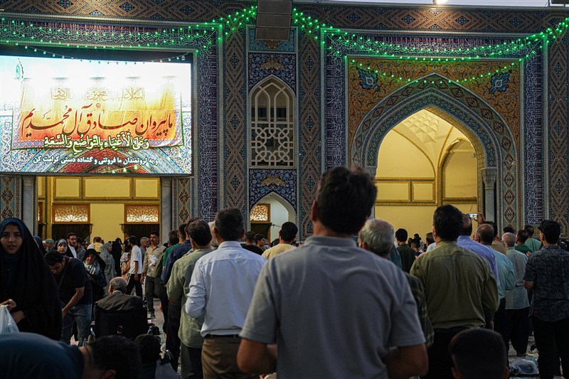 امتداد رحمت نبوی در حریم رضوی؛جلوههایی از دلدادگی زائران شمس الشموس حرم امام رضا(ع) , امام رضا (ع) , پیامبر(ص) , حضرت محمد (ص) , امام صادق (ع) , هفته وحدت , آستان قدس رضوی , مشهد مقدس , اخبار مشهد ,