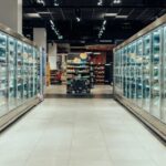 یخچال‌های پرده‌هوای فروشگاهی در یک سوپرمارکت