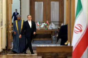 بازتاب خبر عمان و عربستان در بازار طلا و دلار/ دلار ۴۵۰۰ تومان گران‌تر شد/ طلای ۱۸ عیار تا ۳۵ میلیون تومان بالا می‌رود؟