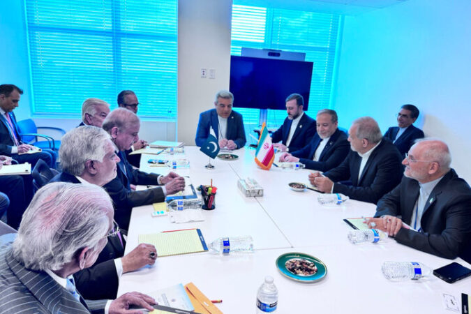 پزشکیان با نخست وزیر پاکستان دیدار کرد