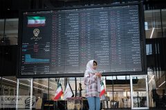 هیجان در بازار طلا بالاست / وضعیت شاخص هم‌وزن بورس بهتر است